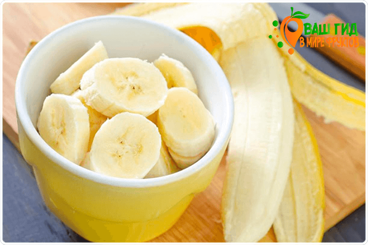 банан в тарелке