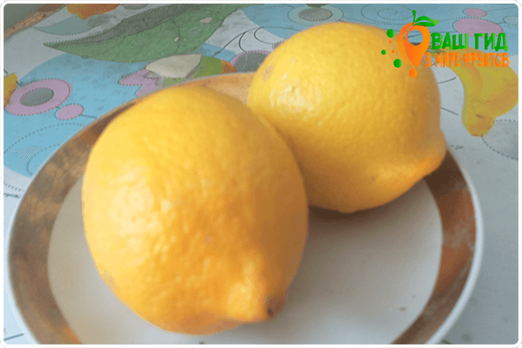 лимоны на тарелке